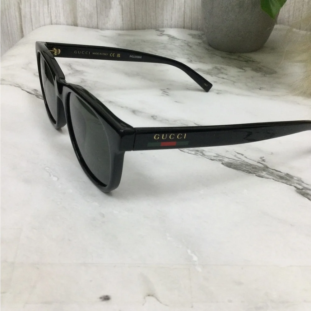 NWOT Gucci Black Women's Sunglasses with Signature Stripe